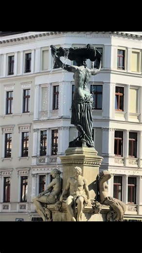 Görlitz — lubię tu być!❤️ To miasto ma w sobie coś wyjątkowego. Piękne, zabytkowe kamienice, urokliwe uliczki i niesamowity klimat, który sprawia, że chce się tu spacerować bez końca. Do tego dobre restauracje, pyszne jedzenie i przyjemne miejsca, w których można zatrzymać się na chwilę, odpocząć i po prostu cieszyć się atmosferą miasta. 🍽️☕️ Görlitz zachwyca swoją architekturą, spokojem i tym niepowtarzalnym klimatem. To jedno z tych miejsc, do których chce się wracać. ❤️ A Wy znacie Görlitz? 