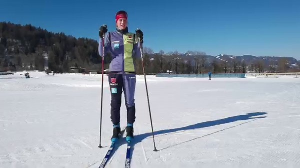 Gewusst wie: Im Fernseher und bei den Profis sieht es immer so leicht aus. Aber wer sich schon mal selber auf der Langlaufloipe versucht hat, weiß dass es ganz schön schwierig sein kann, auf den dünnen Skiern das Gleichgewicht zu halten. 😮 Wir haben uns daher mit den beiden Profi-Langläuferinnen Verena und Germana getroffen und uns ein paar Tipps zeigen lassen. 😅 Wie steht es um euer Langlauf-Können? | Oberstdorf.de