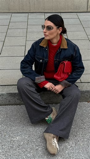 Sofiya Bogopolska-Balci • Personal Stylist on Instagram: "Werbung | Wie verwandle ich mein Tagesoutfit von @mustangjeans_official schnell in ein Abendoutfit? ✨ 1. Rote Farbe als Eyecatcher 2. Haare & Make-up auffrischen 3. Statement-Accessoires 4. Heels oder elegante Flats 5. Gute Laune 💃 #mustangtrueteam"