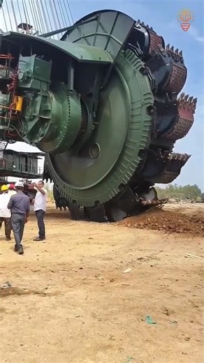 This Machine Can Dig a Football Field a Day | Bagger 293 #usa #facts #shorts