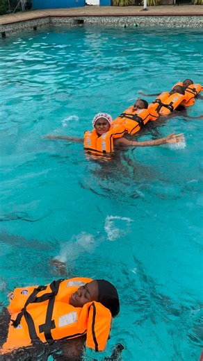 Now if during d crash a passenger fell into the water, it is also d duty of the flight attendant to rescue that passenger and also it is almost always not all d passengers dat can swim, so in situations like dat this is how such passengers are rescued to safety by the flight attendant. So yes, FLIGHT ATTENDANT ARE ALSO DIVERS AND RESCUE TEAM AT 30,000ft. #Annie #weekend #diaryofaflightattendant | Eucharia Daniel