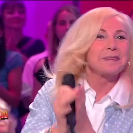 Emmène-moi danser ce soir Michèle Torr Aujourd'hui ça fait six ans que nous sommes mariés Tu m'as donné de beaux enfants, tu sais Depuis ce petit bal où l'on s'est rencontré Je n'ai pas cessé de t'aimer Mais ce soir j'ai envie de déposer mon tablier De me faire belle pour toi comme par le passé Ton fauteuil, ton journal, tes cigarettes et la télé Ce soir laisse-les de côté Emmène-moi danser ce soir Joue contre joue et serrés dans le noir Fais-moi la cour comme aux premiers instants Comme cette n