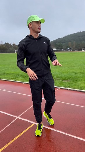 🦶 No corras sin antes activar tus tobillos. Este es uno de mis ejercicios favoritos para despertar la musculatura periarticular del tobillo y preparar toda la cadena elástica antes de entrenar. 👉 Pogos frontales, laterales y posteriores — una secuencia continua que mejora reactividad, estabilidad y control. Cada 8-10 saltos, rota sobre ti mismo y cambia dirección. 🔥 En pocos segundos sentirás cómo tus tobillos se vuelven más reactivos y tu cuerpo entra en modo “listo para correr”. 💬 ¿Tú tamb