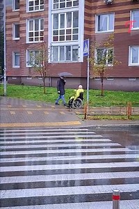 Kindness is alive: many passersby stopped to help a stranger | Fabiosa Better World
