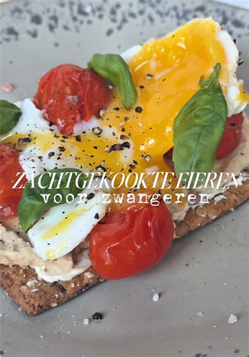 ZACHTGEKOOKTE EIEREN voor zwangeren (gepasteuriseerd) Ingrediënten: \t•\tEieren (hoeveelheid naar wens) Benodigdheden: \t•\tSous vide apparaat of een pan \t•\tKeukenthermometer (als je geen sous vide gebruikt) \t•\twater ijsklontjes Bereiding: \t1.\tEieren pasteuriseren: \t•\tVerwarm water tot 57c. \t•\tLeg de eieren in het water en laat ze 75 minuten staan. \t•\tDit kan met een sous vide apparaat of in een pan op het fornuis. \t2.\tZacht koken: \t•\tBreng een andere pan water aan de kook. \t•\t