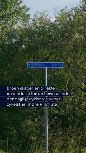 Nu er den her! Over 10.000 cyklister og fodgængere krydser hver dag Artillerivej på Amager 🚴🚶Ønsket om en bro hen over det trafikerede kryds har været der længe – og nu er den her! Den nye broforbindelse gør turen langt lettere og mere tryg, når du kommer cyklende eller gående fra stierne på Amager Fælled og Ved Slusen langs Vejlands Allé. Med broen får de flere tusinde cyklister en direkte og sammenhængende forbindelse på supercykelstien Indre Ringrute. Broen er nemlig et vigtigt løft af denn