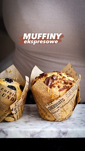 *MUFFINY EKSPRESOWE* przepis⬇️ Gwarantuję,że będą to najszybsze muffiny, jakie kiedykolwiek robiliście😎 Zdążycie upiec, jeśli spodziewacie się gości w ciągu 35 min😜 Nie potrzebujecie tutaj miksera, ani robota kuchennego- składniki wystarczy wymieszać widelcem lub rózgą👌 Przepis idealny 😜 ➡️➡️➡️Przepis polub i zapisz, a profil @jakjalubiejesc zaobserwuj by mieć więcej szybkich inspiracji pod ręką 👌 Składniki na 12 sztuk w typowych papilotkach 300g mąki (pszenna/ orkiszowa jasna lub mieszanka