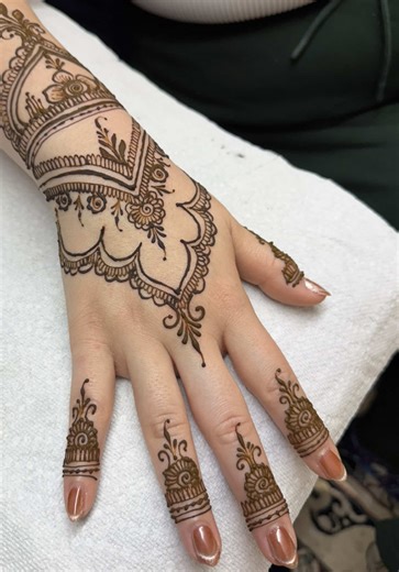 Besties henna date 🥰💐 BOOK YOUR HENNA APPOINTMENTS WITH ME 🩷 •Henna parties •Self care/love day •Birthday henna •Graduation henna •Wedding/ Nikkah henna •Prom henna •Vacation henna etc… - #shouldawenttosabri #atlhennaartist #fyp #hennabysabri #hennadesigns