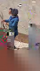 ژنێک لە حەوشەی ماڵەکەی مارێک بە دەست دەگرێت و لە تۆڕە کۆمەڵایەتییەکان کاردانەوەیەکی زۆری بەدوای خۆیدا ھێناوە | K24Plus