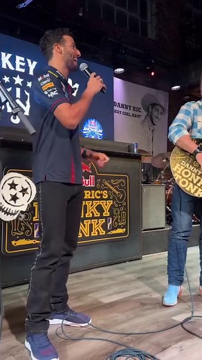 I was born to be a fiddler in an old time string band 🎶 #Nashville #RockMeMama #RedBullRacing #RedBullShowRunNashville | Oracle Red Bull Racing