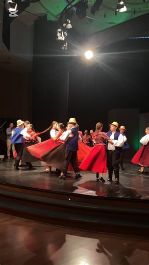 14K views · 135 reactions | A TELJES CIKK: https://tinyurl.com/p3km8t Fergeteges anyák napi műsort adtak a debreceni néptáncosok. #anyaknapja #debrecen | Hajdú Online | Facebook