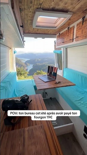 Alors, tu l’aimes ton nouveau bureau? 😉 #tonfourgon #vanlifevoyages #vanlife