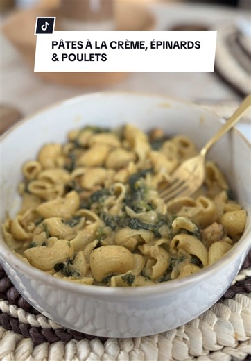 Pâtes crème, poulet & épinards 🌿🍝 Le plat rapide, crémeux et plein de goût 🤍 Poulet bien mariné, épices qui réchauffent, épinards fondants et une sauce bien onctueuse… combo parfait ✨ Ingrédients : • 1 gros oignon • Escalopes de poulet • 400 g d’épinards frais • Crème fraîche • Piment fort, paprika, curry • Poivre, sel • Ail frais • Pâtes cuites Préparation : Je commence par faire mariner le poulet avec ail frais, piment, paprika, sel et poivre 🌶️ Je fais revenir le gros oignon, puis j’ajout