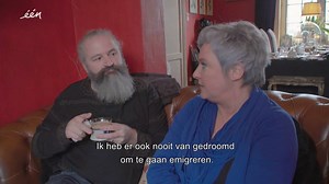 Vanaf vanavond trekken we elke woensdagavond samen met Annemie Struyf naar Spanje! 🇪🇸 We maken kennis met Raf en Birgit, die staan te popelen om naar hun stukje berg in Asturië te vertrekken. | VRT 1