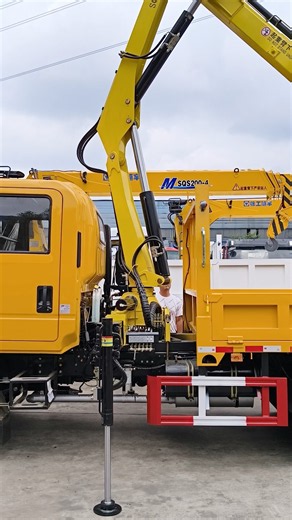 Truck-Mounted Crane Boom Working Demonstration | Detailed Crane Arm Operation
