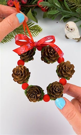 DIY Easy Pine Cone Christmas Wreath #fblifestyle | DIY by Pipe-Cleaner-Crafts B