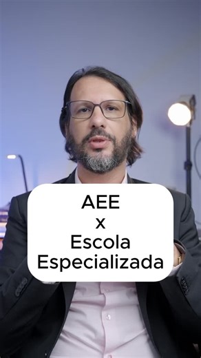 Já conhecia a diferença entre eles? 🎯 AEE ou escola especial? Essa não é uma disputa — é sobre entender o papel de cada um. 💬 O AEE (Atendimento Educacional Especializado) é fundamental para garantir a inclusão dentro da escola regular, oferecendo suporte e recursos que favorecem a aprendizagem de todos. 🏫 Já a escola especial pode ser o espaço mais adequado em alguns casos, especialmente quando o aluno precisa de um ambiente altamente estruturado e individualizado para se desenvolver. ✨ O ma