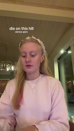 en till liten sång video hihi!! 🤗 älskar VERKLIGEN att sjunga den här låten!! dock är ljudkvaliteten sämst men men det bjuder vi på😝😝 #cover #trending #4u #siennaspiro #dieonthishill