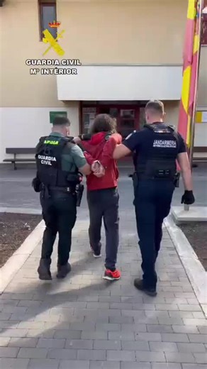 Detenido un hombre en Tenerife por una orden europea de detención y extradición a Italia El varón fue localizado y detenido en el municipio de Guía de Isora 22 de enero de 2026.- Agentes de la Guardia Civil pertenecientes al Puesto Principal de Playa de las Américas, han detenido a un varón de 44 años de edad, vecino del municipio de Guía de Isora, con motivo de una Orden Europea de Detención y Entrega en vigor de las autoridades judiciales de Italia, por diversos hechos delictivos ocurridos en