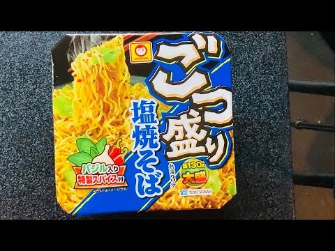 ごつ盛り塩焼きそばアレンジするデブ。カップ焼きそばはこれに限る