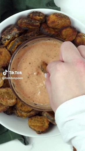 🍽️ Craving that Texas Roadhouse deep-fried pickle goodness? Try this Air Fryer Copycat Recipe! Learn how to make crispy pickles with a homemade dipping sauce. Your taste buds will thank you! 😋 #AirFryerRecipes #CopycatRecipe #CrispyPickles #HomemadeDippingSauce #FoodieHeaven #forktospoon