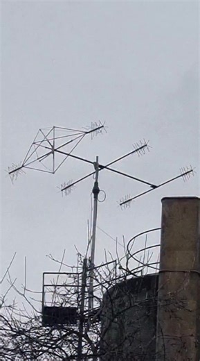 🌬️📡 When the wind picks up… the antenna struggles. My 3-element Mini-Beam is shaking, bending, clearly not happy with these gusts 😅 You can feel it fighting the wind, taking hit after hit. But in the end? 👉 It’s still standing. Still aligned. Still ready for DX. Because even when the wind is strong… the radio stays on the air. 💪📶 #hamradio #hb9hby #HamRadioLife #HF | Hb9hby