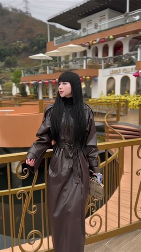 Fur coat leather flowing with every step #fashion #trends #leather #highboots