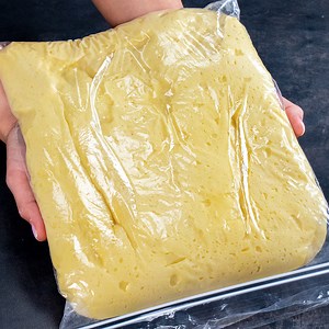 I’m preparing the dough in the bag for the 10th time! It is perfect each time! Ingredients: milk - 200 ml (6.76 fl oz) salt - 2 g (0.07 oz) sugar - 50 g (1.76 oz) yeast - 8 g (0.29 oz) eggs - 2 pieces vanilla sugar - 10 g (0.35 oz) flour - 400 g (14 oz) TO LEAVEN 30 minutes milk - 400 ml (13.5 fl oz) sugar - 50 g (1.76 oz) vanilla flavored pudding powder- 1 sachet sugar - 20 g (0.7 oz) almond flakes - 20 g (0.7 oz) Tray with diameter 24 cm (9.45 in) IN THE OVEN 180 °C (356 °F)/30 minutes | Appet