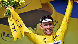 WATCH: Cavendish claims the yellow jersey in 2016