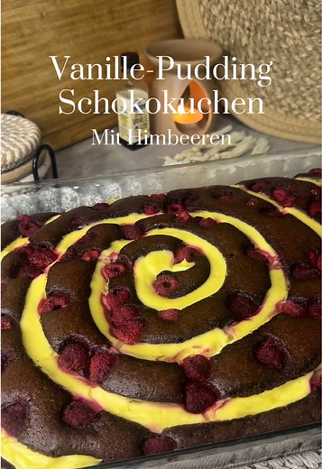 Saftiger Schokokuchen mit Vanille-Pudding und Himbeeren