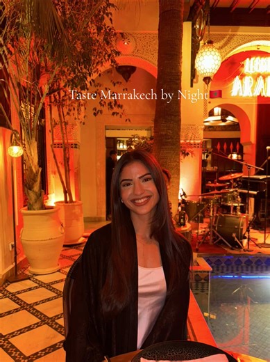 Marrakech Diaries: Part 3 🕯️🍽️ Dinner in Marrakech ist anders. Die Locations, der Vibe, das Essen und der Service sind einfach eine 10/10. Vor allem der Service war so süß🥺 Die haben sich immer so gefreut, dass wir Marokkaner sind! Wir haben uns extrem wohlgefühlt. 😍 Mein Lieblingsrestaurant war ganz klar El Fassia in Gueliz. Die Auswahl an Tajines war so groß, lecker und authentisch. ✨ Kommt natürlich nichts an die Marmita meiner Mama und Jida ran (ihr wisst Bescheid!), aber ihr müsst es un