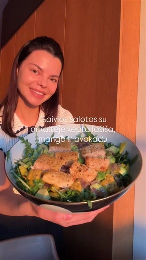 Kosmetologė Katerina Stankūnė on Instagram: "🥗 Gaivios salotos su orkaitėje kepta lašiša, mango ir avokadu Ingredientai: • 2-3 lašišos file gabalėliai @fishmoodlt • 1 prinokęs mango @mangumangas • 2 prinokę avokadai @mangumangas • Sauja rukolos • 2-3 raudono svogūno • Alyvuogių aliejus @alyvuogiukas • Druska, pipirai • (nebūtina) citrinos sultys Padažui: • 1–2 a.š. garstyčių su krienais • 2–3 v.š. alyvuogių aliejaus • žiupsnelis druskos 🥗Gaminimas 1. Lašiša.🍣 Lašišą lengvai pamarinuokite: aly
