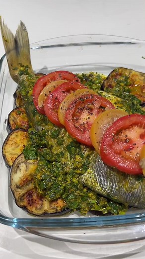 Ingrédients 1 dorade 3 gousses d’ail Cumin Coriandre Persil 2 cc épices poissons Sel Poivre Curcuma Citron confit Huile d’olive Jus de citron Aubergines j’ai utilisé une seule Tomate Préparation : Commencer par mélanger tous les ingrédients dans un saladier. Farcir votre poisson avec la préparation. Si vous le souhaitez vous pouvez laissez mariner votre poisson. Dorer les aubergines dans un four à 190c ou un airfryer. Enfourner votre poisson à 190C avec les aubergines, tomates… pendant 25 min se