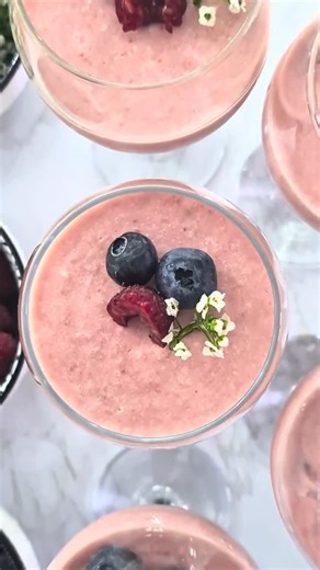 Une fin de repas tout en légèreté avec les mousses aux 🍓 maison ! 30 minutes de préparation au Cook Expert pour des mousses ultra onctueuses ! La recette est sur l’App Magimix ! Ingrédients : 400g de fraises 50g de sucre 2 c.s de jus de citron jaune 3 feuilles de gélatine (ou agar-agar) 2 blancs d’œufs 210ml de crème liquide entière 1 c.s de sucre glace 100g de framboises #magimix #cookexpert #fraise #fraises🍓 #dessertlover #desserthealthy #desserttime | Magimix