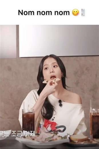 When Jisoo Is Hungry During an Interview 😂 #blackpink #블랙핑크 #jisoo #지수 #shorts