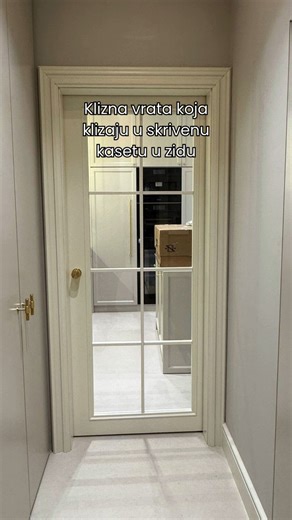 Klizna vrata koja klizaju u skrivenu kasetu u zidu idealno su rešenje za svaki prostor gde je funkcionalnost važna koliko i estetika. Ovaj sistem štedi dragoceni prostor, eliminiše potrebu za dodatnim mestom za otvaranje i omogućava slobodnije uređenje enterijera. Bez vidljivih šina i mehanizama, sve deluje čisto, moderno i svedeno — savršeno za domove, kancelarije i objekte gde dizajn i praktičnost idu zajedno. ✨ Za više informacija i porudžbine pozovite nas 🏠 📞 381 11 6168 341 ili 381 62 775