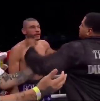 One of the craziest post-fight moments in boxing history 😳