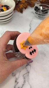 Floral Skull cupcakes 🌸💀 I made these for @Wilton Cakes to celebrate Dia de los Muertos 💕🌸💀 💕 Use rolled up foil balls to shape the liners into skulls. Bake and cool. 💕 Use tip 1A | Cupcake SB12