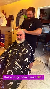 Hoy vino a casa @julius_brax a cortarme el pelo y arreglarme la barba 🐻✂️☺️ y le quedó genial 🙌🎉 ya me siento más preparado para ponerme frente a la cámara 🎥 🐼 | Benjamin Koll