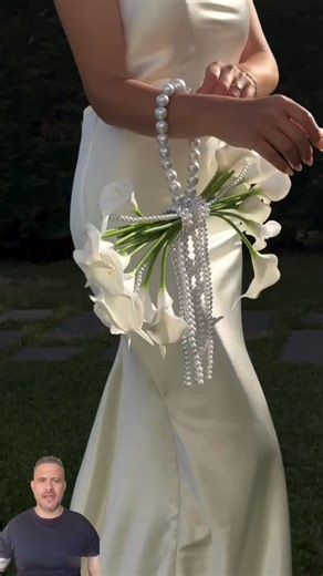 🌸 A trend that’s taking over weddings worldwide: floral handbags with pearl details. ✨ More than just a bouquet, it’s a luxury accessory that makes the big day truly unique. 💍 Unique touches like this create desire, attract lines of clients, and are already reshaping the wedding market. 📲 Follow me: @laertejr_mkt for more ideas that can turn into successful businesses. Credits 🎬 @kalibridal #BusinessIdeas #WeddingBusiness #LuxuryBusiness #EntrepreneurLife #StartupLife #SmartBusiness #SmallBu