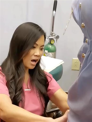 Beautiful woman has a BUMP on her THIGH 😨 #pimplepopper #drpimplepoppers #cyst #cystremoval #pimplepopping #cyst #cystremoval #pimplepopping #skincareroutine #blackheadremoval #satisfyingvideos | Scarlett Jones UK