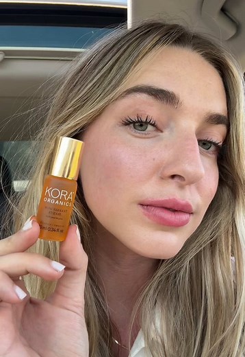 Refresh those under eyes with the Noni Radiant Eye Oil 🤭 #kora #koraorganics #organicskincare #cleanbeauty