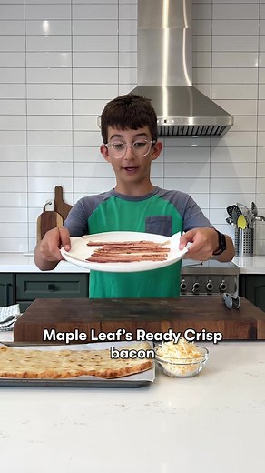 Score big with Tiny Chef Dean's summer flatbread! Quick, easy, and perfect for busy summer days. 😋🍕 Follow along for the recipe! Marquez des points avec le pain plat d'été de Tiny Chef Dean ! Rapide, facile et parfait pour les journées d'été chargées. 😋🍕 Suivez la recette ! #easyrecipes #easyrecipesathome #kidfriendly