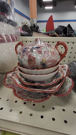 No voice over, just admiring this set at Goodwill. #buysecondhandfirst #thriftstorefinds #thriftshop #thriftfinds #thrifted #thrifting #goodwillfinding | Good Will Finding