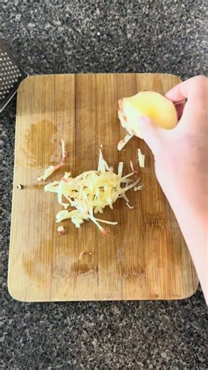 Don't COOK THE APPLE when feeding your baby! #solidfoodintroduction