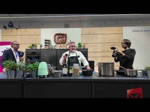 Denis Kleinknecht (Gasthof Heinzinger) auf der Kochbühne der Food&Life IHM München kocht Hanfknödel