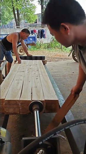 The process of splicing wood board with wood strips