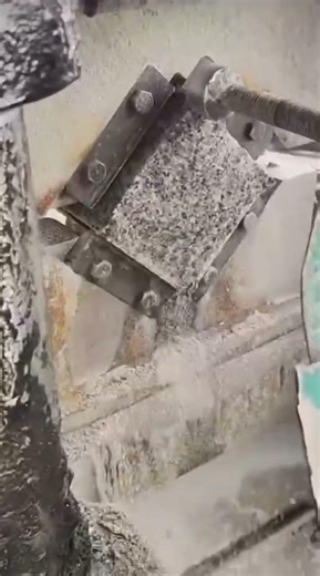 “Potongan memuaskan lihat batu mentah berubah jadi paving sempurna dibentuk dengan presisi dan gaya”