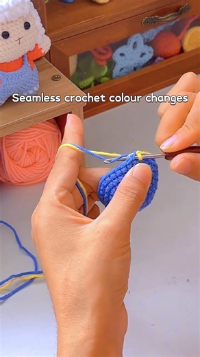 Seamless crochet colour changes #crocheter #crochetlovey #crocheting #crochet | Crochet Creator World