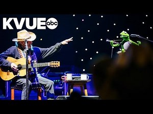 Willie Nelson and Kermit The Frog perform "Rainbow Connection" | Luck Reunion 2024
